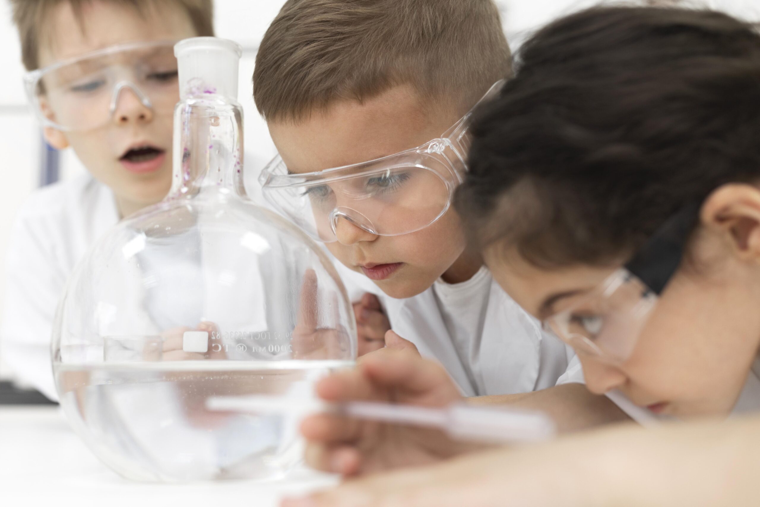 curious-kids-doing-chemical-experiment-school